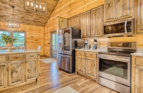 Mineral Bluff Cabin | Escape to Relaxation at Our Custom Cabin with Hot Tub!