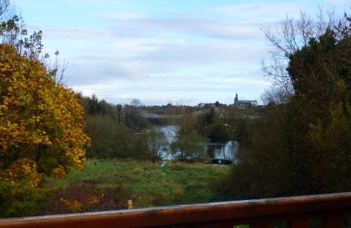 Belturbet House | Unforgettable Retreat at the Cozy Cabin – Guest Rated 9.8