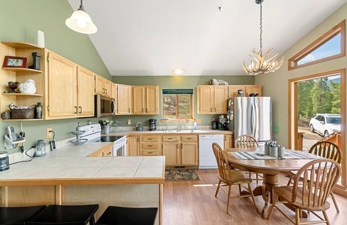 Bailey Cabin | Inviting Retreat Backing to Pike National Forest with Spa