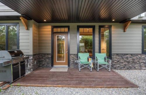 Springbank Apartment | Scenic Suburban Retreat with Mountain Views and Wildlife