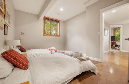 Springbank Apartment | Scenic Suburban Retreat with Mountain Views and Wildlife