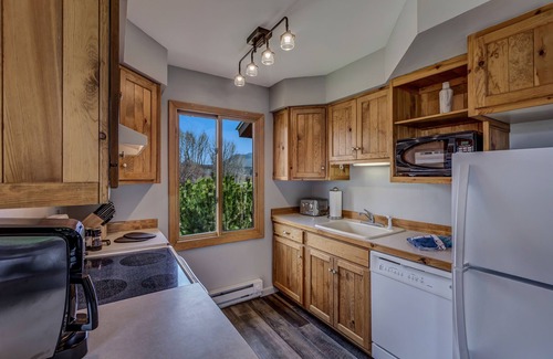 Clark Cabin | Mustang Cabin: Pet-Friendly Retreat with Mountain Views
