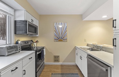 Stratton Mountain Condo | Discover a Mountain Retreat with Trails, Pools & Golf