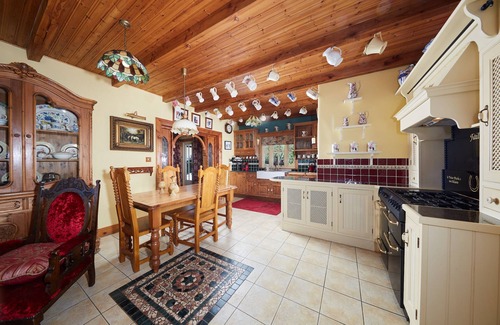 Ennis Cabin | Enchanting Rural Lodge on a Horse Farm with Pool & Breakfast
