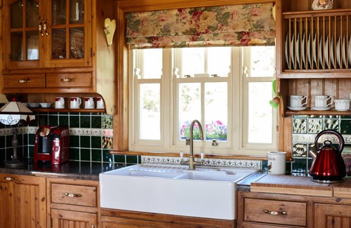 Ennis Cabin | Enchanting Rural Lodge on a Horse Farm with Pool & Breakfast