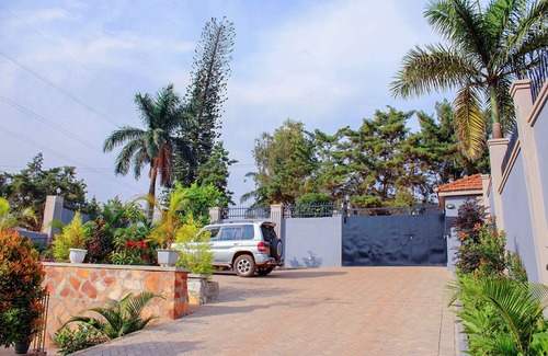 Bukoto House | Retreat to Serenity: A Hidden Gem with Spa and Hot Tub