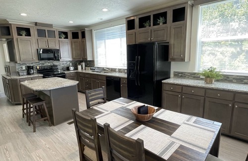 Chelan Cottage | Discover Your Ideal Chelan Escape with Pool & Hot Tub Access