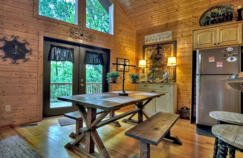Walnut Mountain Cabin | Tranquil Sleepy Hollow Cabin Retreat with Breakfast Included
