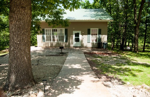 Bennett Springs Cabin | Tranquil Cabin by Bennett Spring State Park & Niangua River