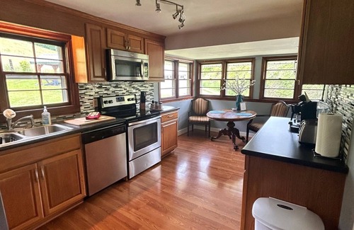 Mars Hill Cottage | Tranquil Retreat: 10/10 Rated Near Mars Hill & Asheville