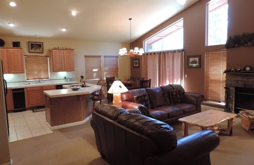 Whitehawk House | Scenic Mohawk Valley Getaway on Whitehawk Ranch Golf Course