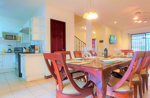 Guachipelin House | Elegant Escazu Retreat with Spa & Breakfast Amenities