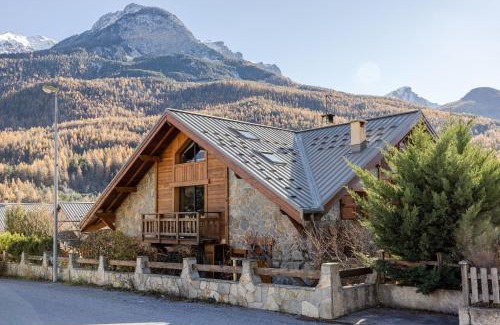 Saint-Martin-de-Queyrieres Apartment | Escondido - Peaceful Retreat for Families and Travelers