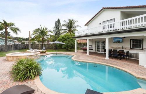 Lake Clarke Shores House | Exceptional Escondida Drive: Oceanfront Retreat with Pool