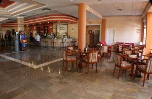 Puerto Lope Hotel | Pet-Friendly Escudo de Granada with Pool and Restaurant