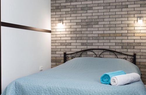 Dzerzhyns'kyi District Apartment | Cozy Esenina Apartment near Botanical Garden with Hot Tub