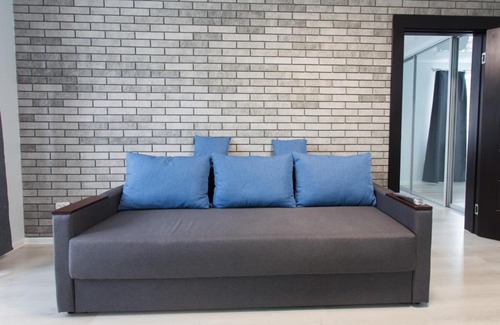 Dzerzhyns'kyi District Apartment | Cozy Esenina Apartment near Botanical Garden with Hot Tub