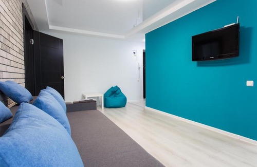 Dzerzhyns'kyi District Apartment | Cozy Esenina Apartment near Botanical Garden with Hot Tub