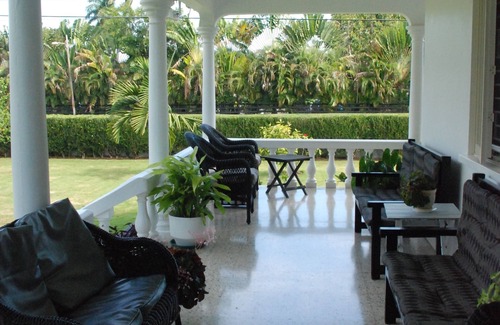 Runaway Bay Villa | Eslyn Villa Runaway Bay: Your Oceanfront Home Retreat