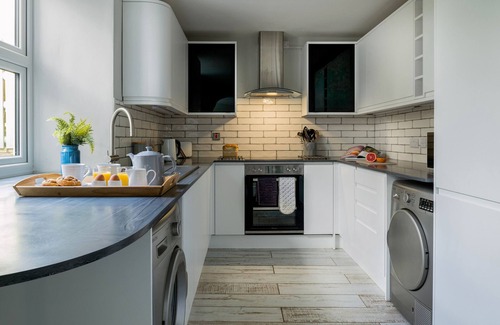 Caerwys Cottage | Top-Rated Esmor Cottage: Oceanfront Retreat with Breakfast