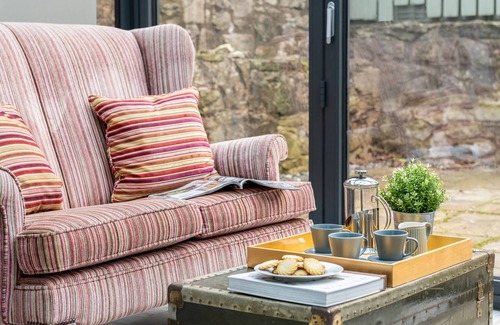 Caerwys Cottage | Top-Rated Esmor Cottage: Oceanfront Retreat with Breakfast