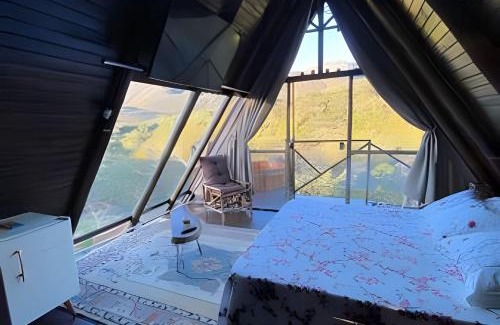 Serra do Cipo Ski Chalet | Relax at Chalé Gaia: Pet-Friendly Getaway with Pool & Hot Tub