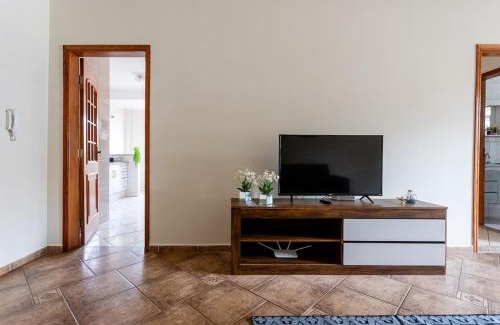 Regiao Urbana Homogenea X Apartment | Tranquil Getaway with Balcony and Spa Amenities