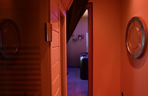 Floirac Apartment | Relaxing Retreat at Espace Détente Spa with Inviting Amenities