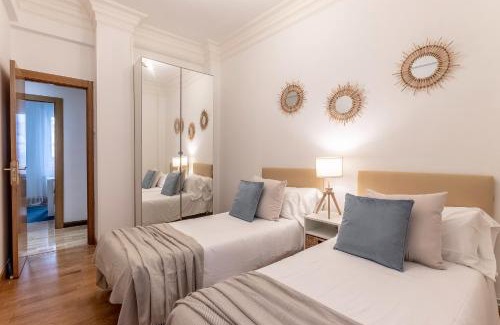 Bilbao City Centre Apartment | Cozy Retreat in Centro Azkuna - Pet Friendly & Family Ready