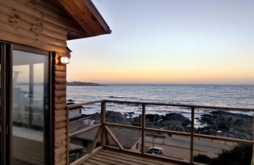 El Quisco House | Oceanfront Retreat: Cabaña Las Rocas with Wave Views
