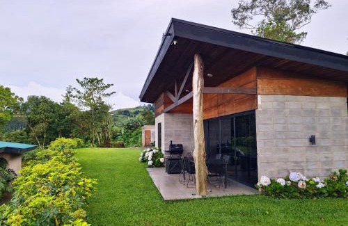 Vieja Apartment | Modern Mountain Cabin with Wifi & Scenic Cloud Forest