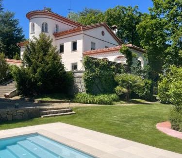 Olot Villa | Enchanting Casa Chateau in Central Olot with Pool & Ocean View