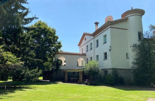 Olot Villa | Enchanting Casa Chateau in Central Olot with Pool & Ocean View