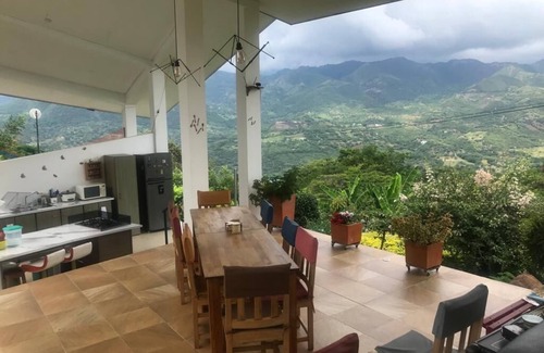 La Mesa House | Scenic Country House with Breathtaking Mountain Views