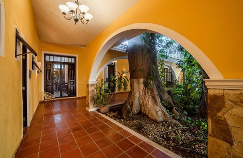 Centro Villa | Beautiful Casona with Pool and Lush Gardens Awaits You