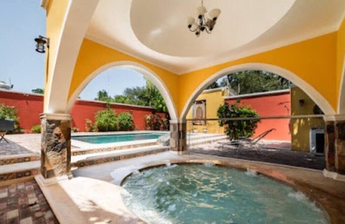 Centro House | Enchanting Casona with Pool and Garden in Merida