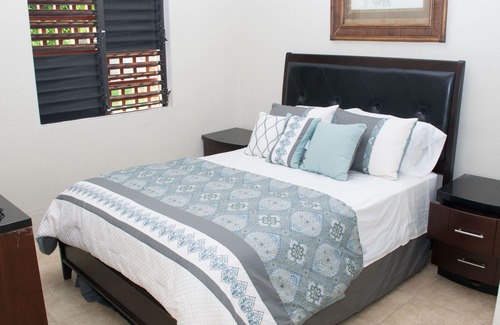 Shop Hill House | ESPERANZA Cottage: Breathtaking Views & Inviting Breezes