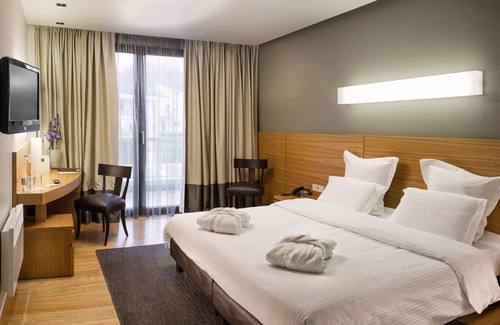 Kastoria Hotel | Relaxing Esperos Palace Spa Hotel with Pool & Family Amenities