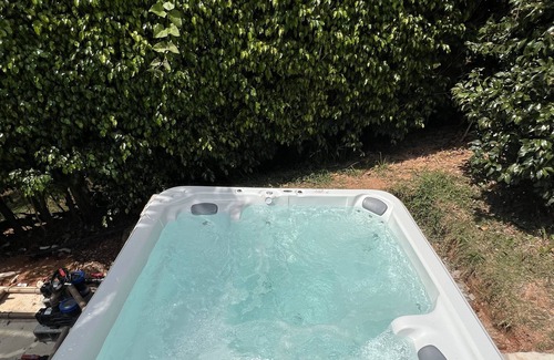 Sorocaba House | Tranquil Lakeview Retreat with Pool & Spa Amenities