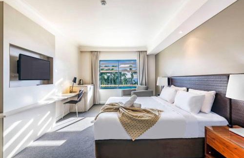 Darwin City Centre Apartment | Experience Esplanade Oasis: Premier Stay with Pool & Spa