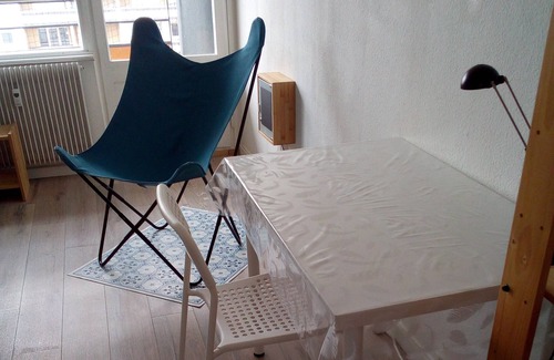 Esplanade Apartment | Convenient ESPLANADE Studio Steps from University Campus