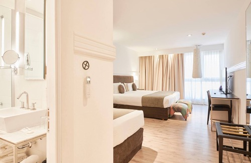 Centro Hotel | Experience Esplendor by Wyndham Savoy Rosario: A 4-Star Retreat