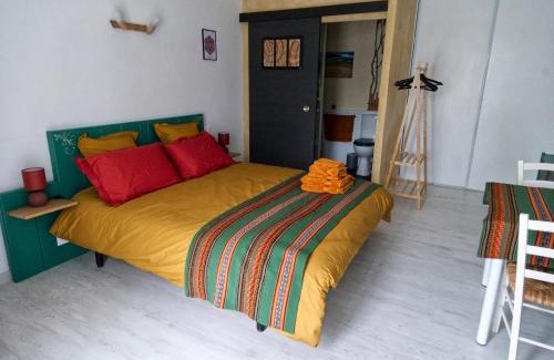 L'Aiguillon-sur-Vie Bed & Breakfast | Relax at Esprit Zen with Oceanfront Views and Spa Access