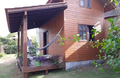 Praia do Rosa Ski Chalet | Essência da Terra: Family-Friendly Cabanas for Your Getaway