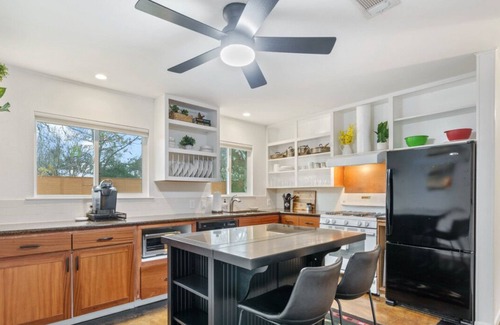 South Manchaca House | Experience Austin: Stylish Abode with Pet-Friendly Amenities