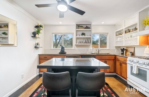 South Manchaca House | Experience Austin: Stylish Abode with Pet-Friendly Amenities