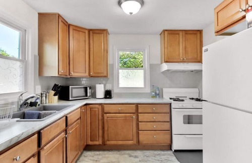 Sunnyland House | Esser: Family-Friendly 4-Bed Retreat in Central Peoria