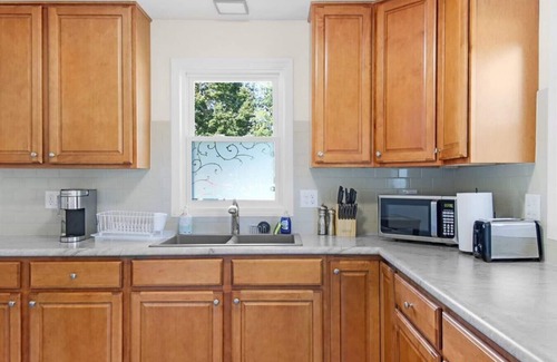 Sunnyland House | Esser: Family-Friendly 4-Bed Retreat in Central Peoria