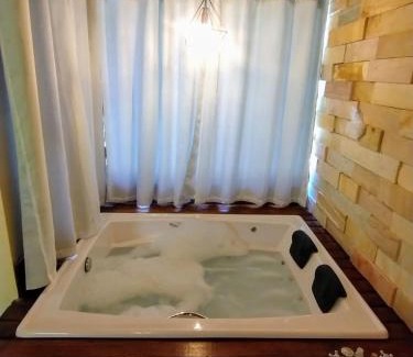 Santo Antonio do Pinhal Cabin | Top-Rated Estação 160: Pet-Friendly with Breakfast & Hot Tub