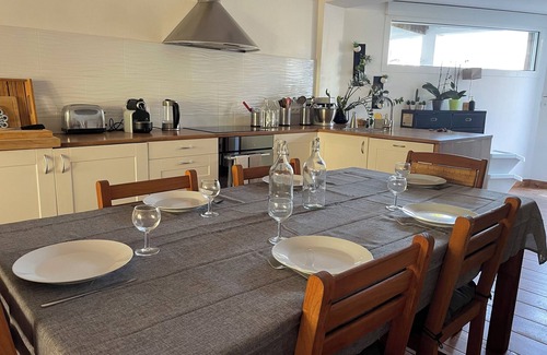Les Estagnots Apartment | Coastal Retreat: 10/10 Rated Apartment Near the Ocean